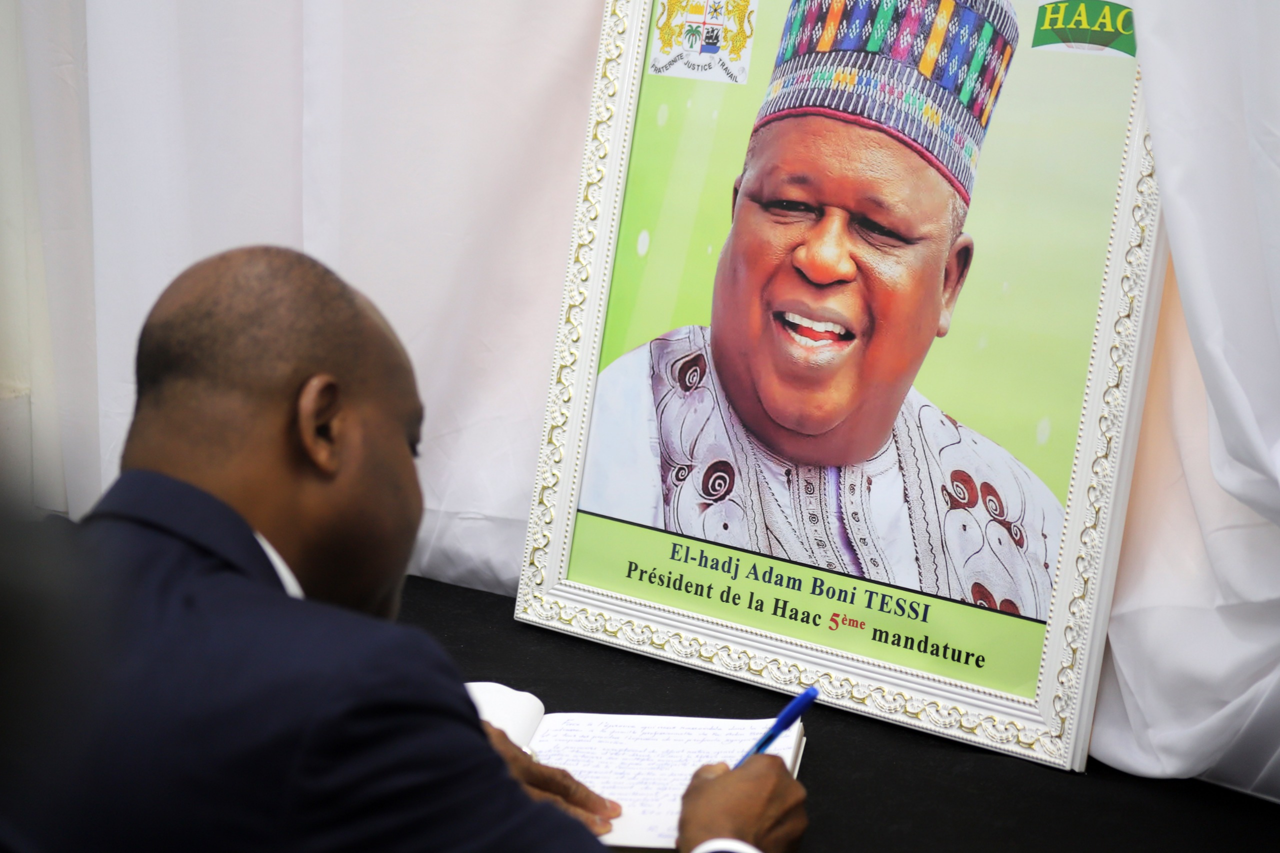 Hommage de la HAAC à Adam Boni Tessi : le Président Dorothé SOSSA présent à la cérémonie