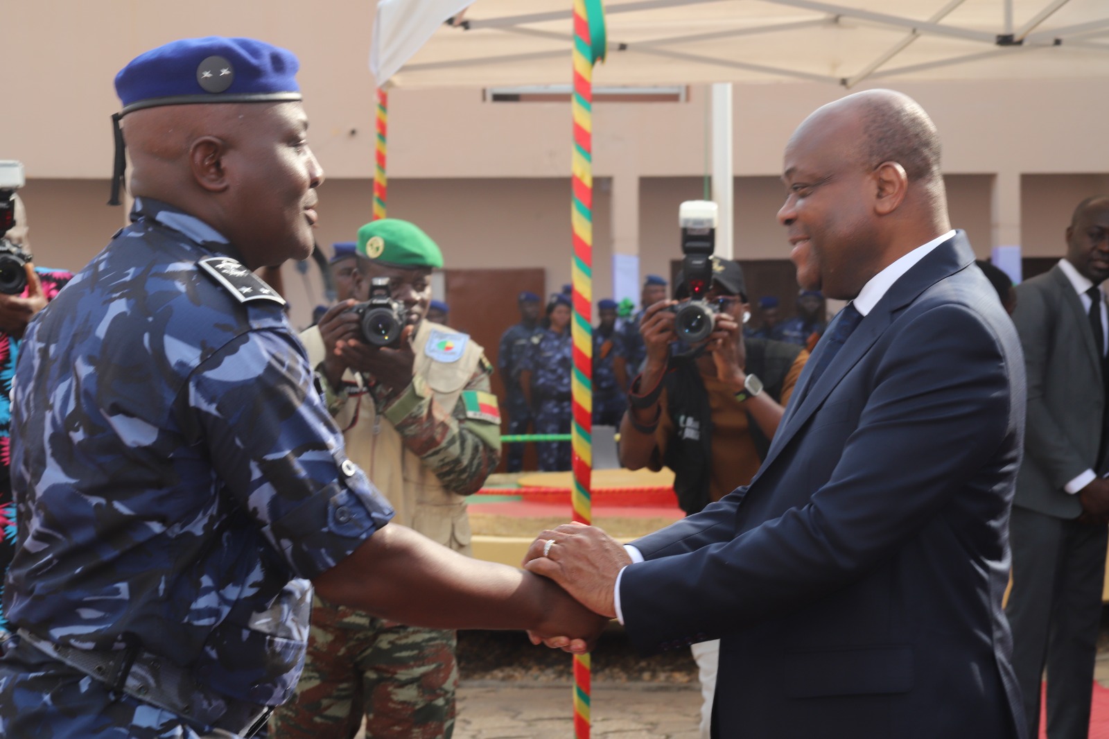 Bénin/Cérémonie de port de galon de Brice ALLOWANOU : le Président Dorothé SOSSA aux côtés du Directeur général de la Police républicaine lors de son élévation